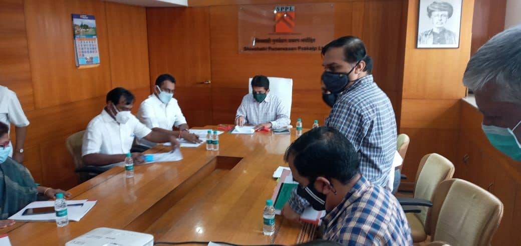 Attended a meeting with CO MHADA and BMC officials at Bandra to discuss regarding various issues related to Borivali Constituency and to save time, travelled by Local Train, today.