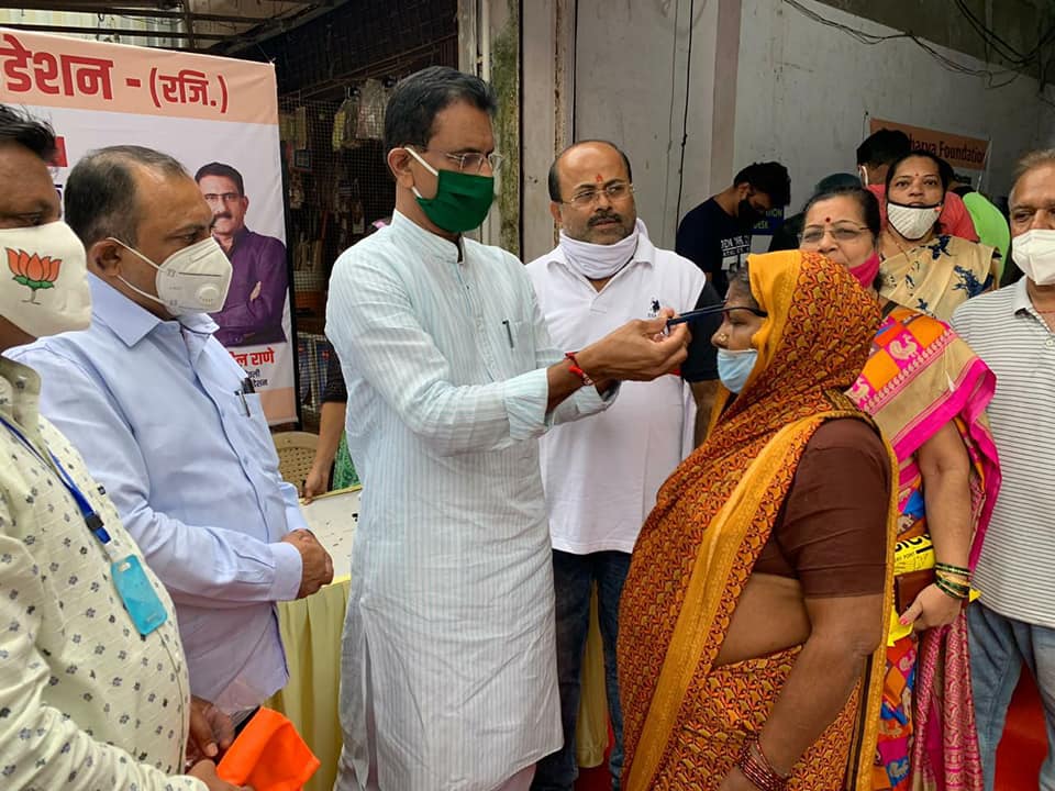 Visited eye check-up and free spectacle distribution camp organized by Atharva Foundation for the residents of Borivali East at Suryadarshan Building as well as interacted with the citizens. BJP Karyakartas were also present.