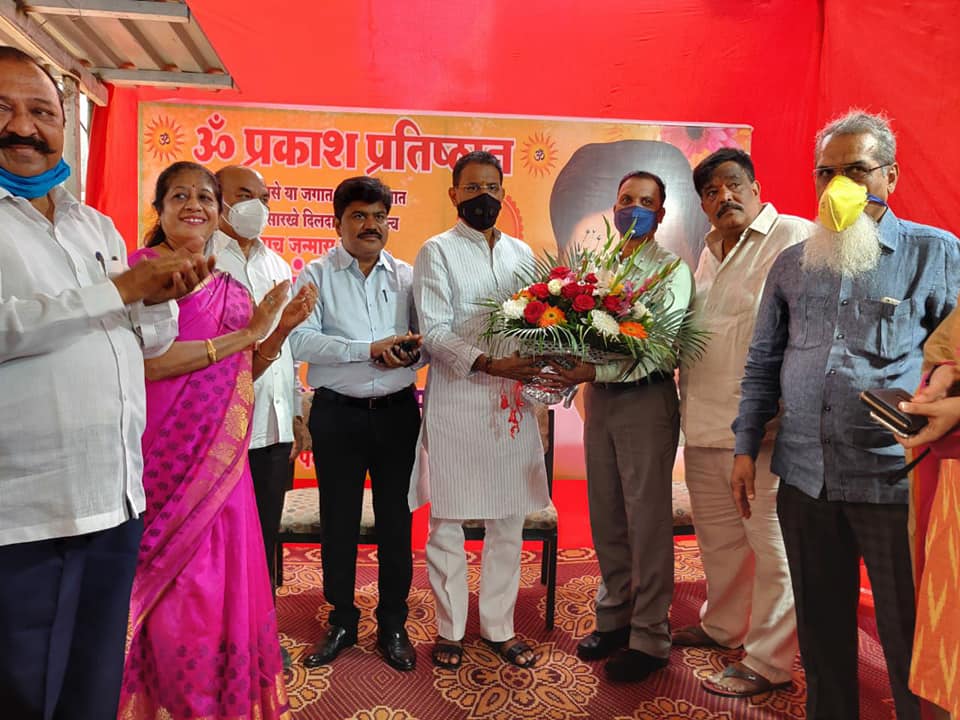 Attended a blood donation camp organized on the birthday of Shri. Prakash Pujari of Om Prakash Pratishthan. At this time, wished him good luck for future endeavours and encouraged the blood donors. Corporators Mr.Pravin Shah, Mr.Vidyarthi Singh, and Mrs.B