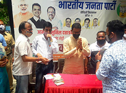 Attended the 'Ayushman Bharat Card' Distribution program organised for the local citizens to take the benefit of this scheme at BJP Public Relations Office, Gorai Pragati Naka, Borivali (W). Former Corporator Mr. Shiva Shetty, BJP Padadhikaris and Karyaka