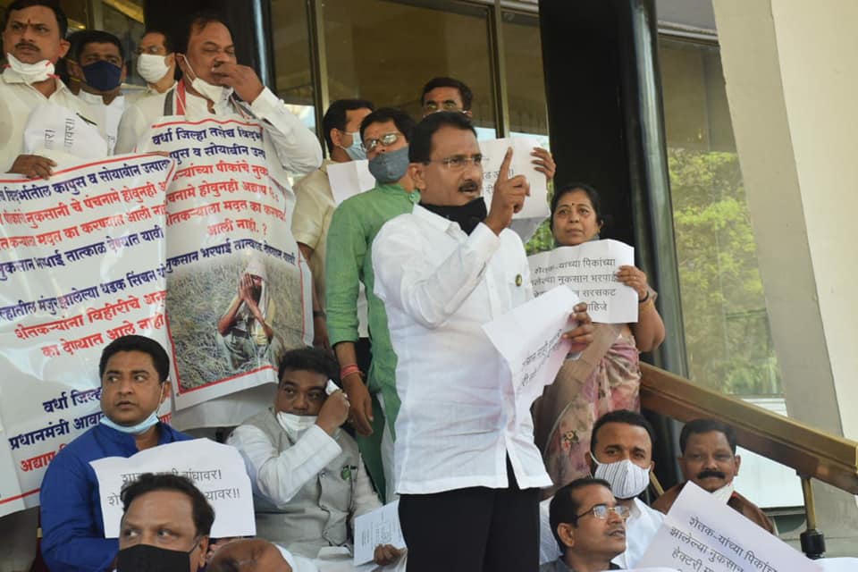 Protested against Mahavikas Aghadi government in the Assembly Premises today along with the other MLAs for not solving the problems faced by the farmers in the state.