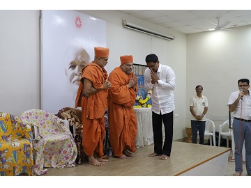 Shri. Sunil Rane attended Swaminarayan sabha and took blessings from Pujya Haripriya Swamiji & Pujya Krutarth Swamiji.
