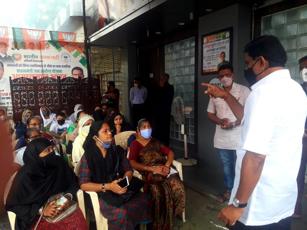 The residents of Transit Camp, M.H.B., Vasahat, Gaikwad Nagar, Malvani, Malad(W) visited BJP Public Relations Office in Natakwala Lane to highlight and escalate issues of the hefty service charges and late payment dues charged to them and the wrong policy