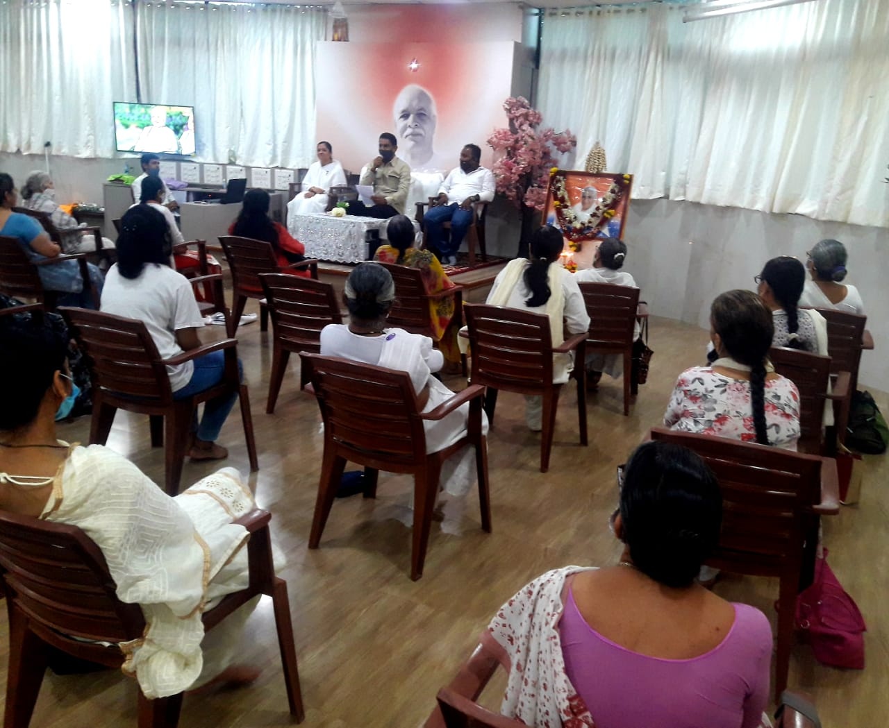 Visited Prajapita Brahmakumari Ishwariya Vishwavidyalaya Rajyog Kendra in Gorai 1, Borivali (W) on the Death Anniversary of Dadi Prakashmani and interacted with citizens present. Former Corporator Mr. Shiva Shetty, BJP Padadhikaris and Karyakartas were al