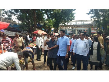 Shri. Sunil Rane visited the Borivali Fruit, Flower, Fish & Vegetables market along with BMC officials & Corporator Pravin Shah ji.