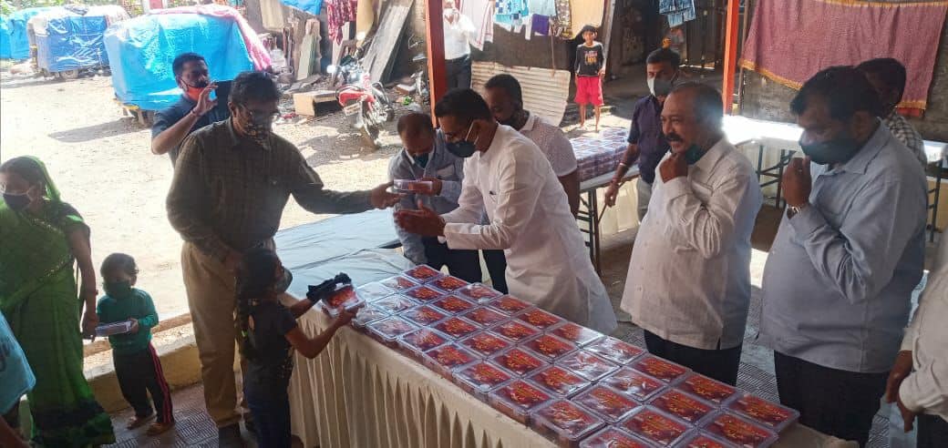 On the occasion of Diwali, distributed sweets as well as gave greetings of the festival to the residents of Bhorbhat Pada, Kastur Park in Borivali Constituency. Corporator Mr.Pravin Shah and BJP Karyakartas were also present.