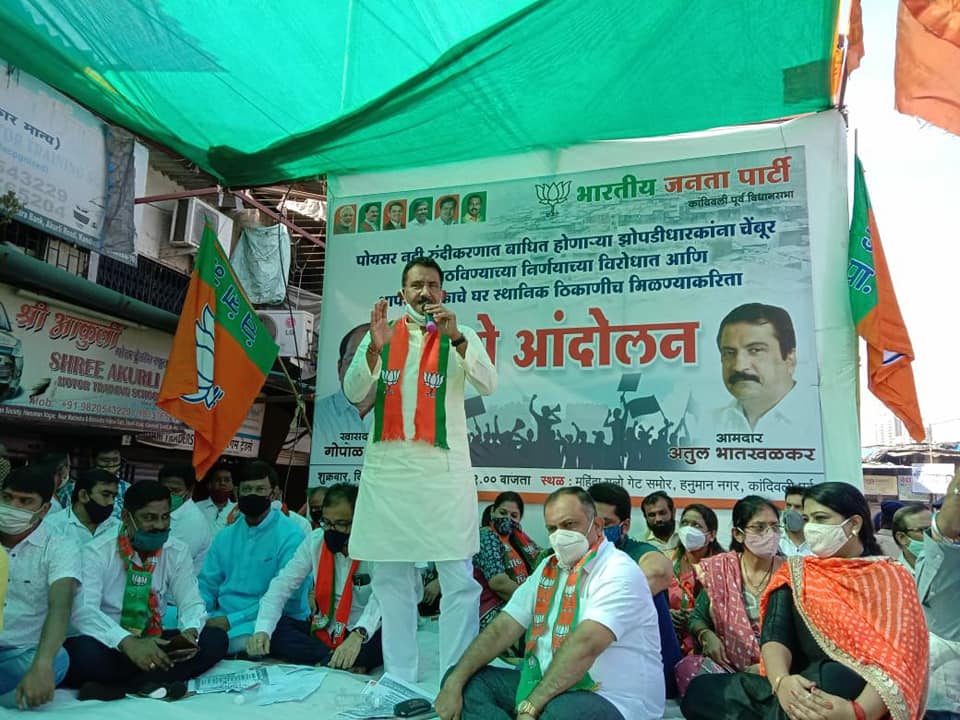 Today in Kandivali East, participated in the Dharne Andolan, a protest against the decision to send slum dwellers to Chembur who were affected by the widening of the Poisar River and to help them get their houses back.