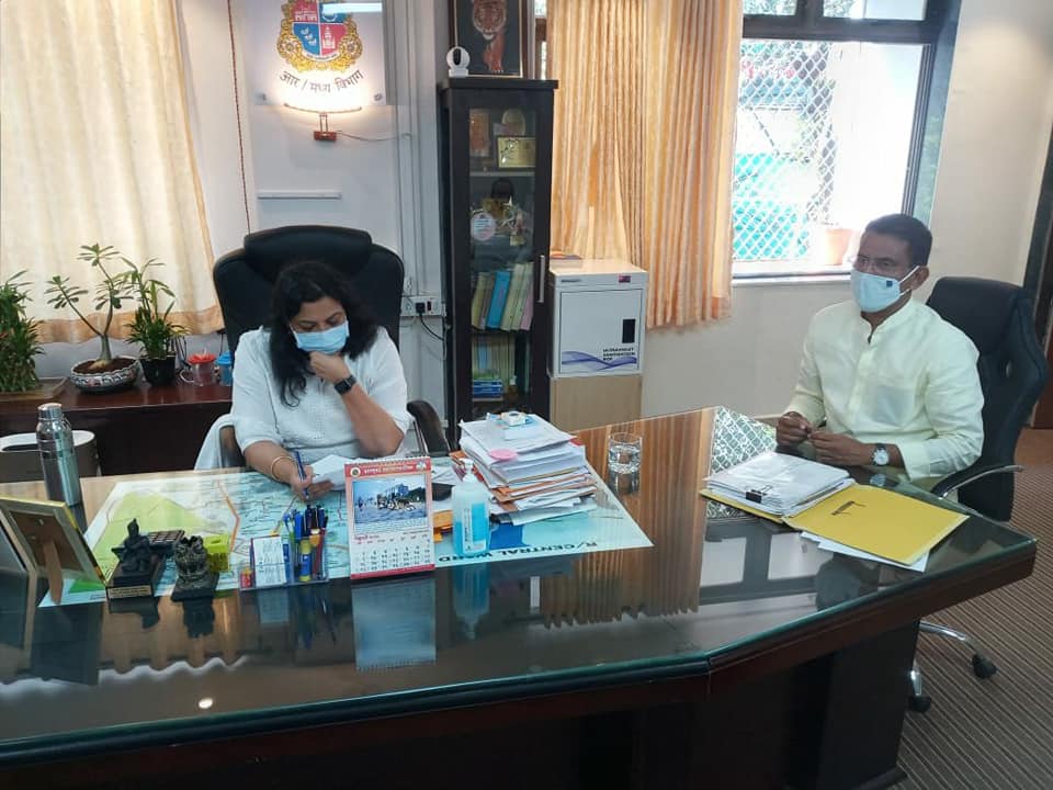Held a meeting with Assistant Municipal Commissioner Dr.Bhagyashree Kapse to discuss regarding the developmental work of a lake in Charkop Sector no.7, Borivali. Corporator Mr.Pravin Shah, and Mr.Jeetu Patel were also present.