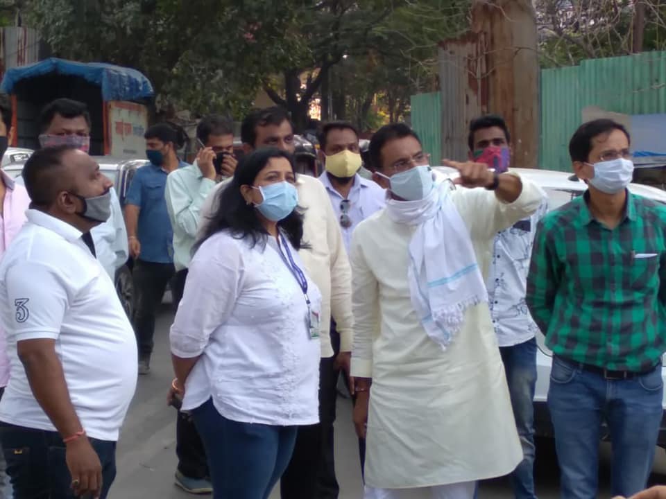 Today, inspected unauthorised huts, and godowns along with Assistant Municipal Commissioner of Mumbai Dr.Bhagyashree Kapse. In addition to that also investigated a few unauthorised shops in front of Diamond Building. 
