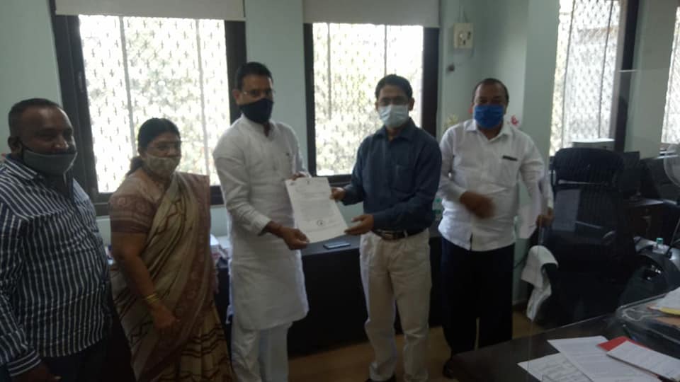Today, after the Dharne Andolan, met the Deputy Commissioner Mr.Vishwas Shankarwar and gave him a letter on this issue. Corporators Mr.Pravin Shah, and Mrs.Anjali Khedkar, Former Corporator Mr.Shiva Shetty as well BJP Karyakartas were also present.  In ad