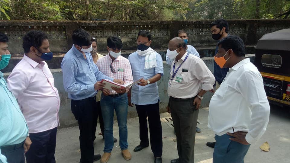 Visited the old MHB Colony in Borivali as yesterday the Mumbai Municipal Corporation demolished unauthorised huts of the area. Inspected the same with BMC Assistant Engineer Mr.Rajesh Akre, Park Department officer Mr.Hemant Patil, and BJP Karyakartas. 