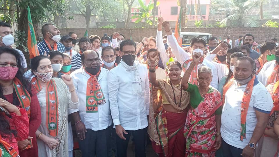 Grah Pravesh and Ganesh Pujan was held at the new house of Mrs.Janku Yashwant Parade in Gorai Gaon, Mothi Dongri, Adivasi Pada. The happiness on the faces of the citizens gave a lot of satisfaction and inspires me to do more such work for them. Former cor