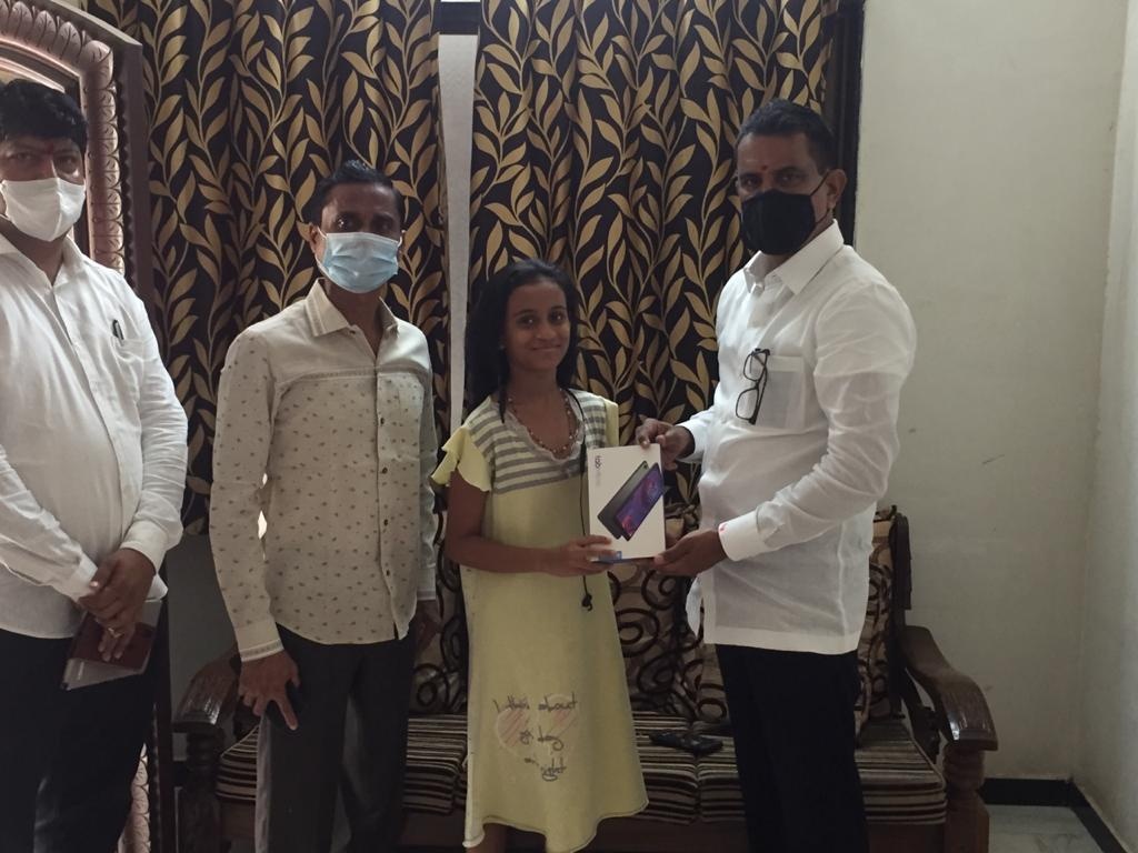 In the times of Corona Pandemic, school education introduced the virtual education system and the need educational tablets for children has become a necessity. With regard to this, visited the house of Miss. Jazlyn Murray, a young and bright school going 