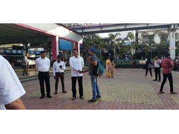 While travelling Back From Churchgate To Borivali By Our Own Mumbai Local Got Chance To Interact With Our Borivalikars And Our Cooliee Brothers