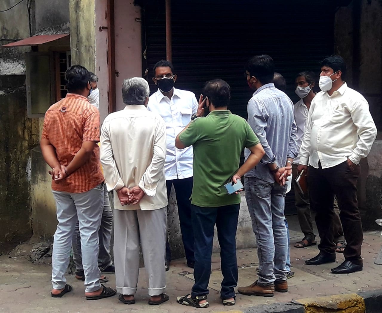 Visited Committee Members and Residents of the Devendra Smruti Society located opposite Savitribai Phule Hospital, Ward No. 13, Carter Road No. 2, Borivali to discuss the Re-Development plans of the Society.  Also visited the Lilam Premises CHSL to inspec