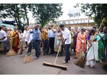 Clean up drive organised at Fruit & Vegetable Market, Borivali West this morning.