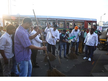 Clean Up drive organised this evening at Borivali East Station