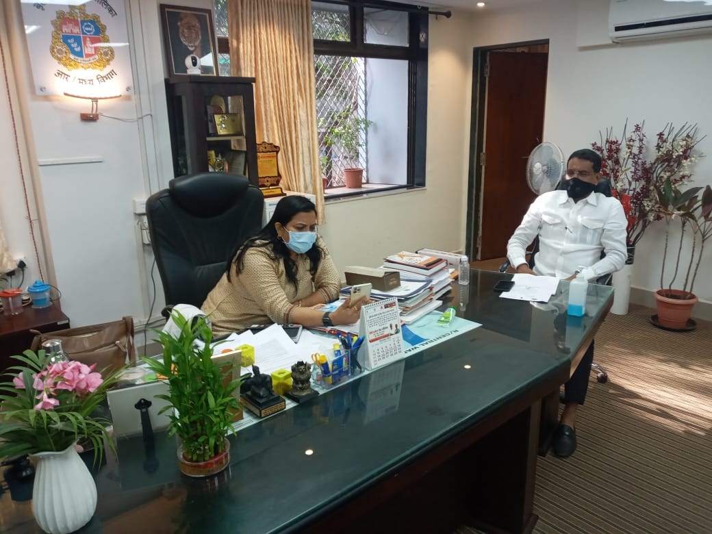 Arranged a meeting with Assistant Commissioner Dr. Bhagyashree Kapase, Divisional Executive Engineer Nivruti Gondhali alongwith Corporator Pravin Shah to discuss on the current rise in the number of corona patients and necessary steps to be taken to contr