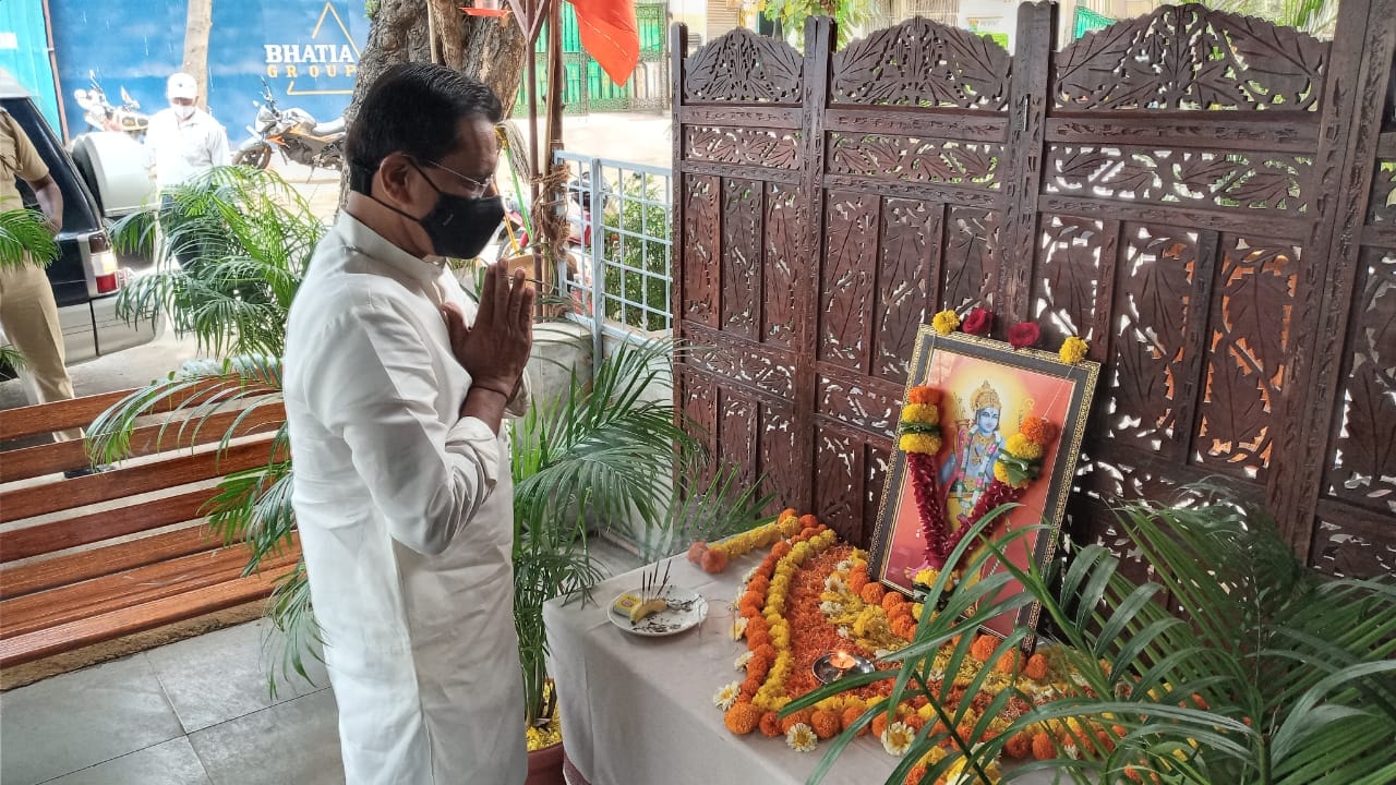 on the ocassion of Lord Shri Ram Navami offered prayers and wreaths to the Lord Ram Idol at BJP Public Relations Office in Borivali!