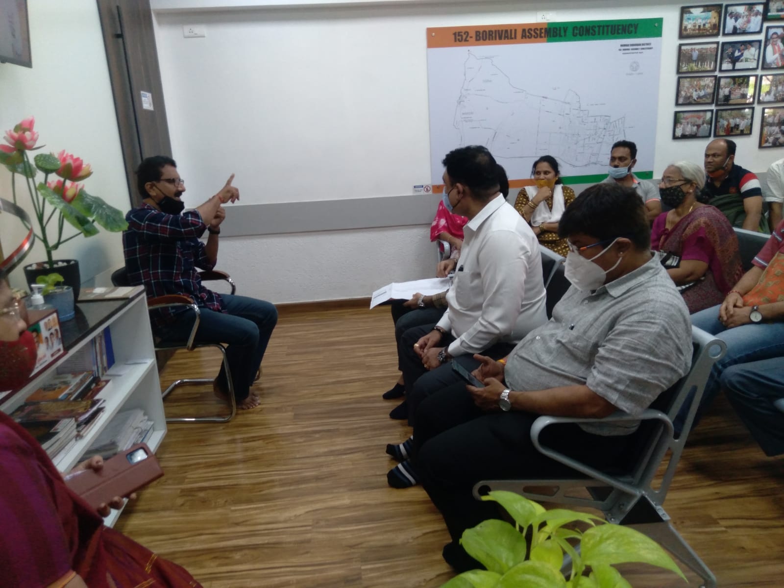 This afternoon, committee members of Matruchaya building, Builder Jayesh Tanna, local residents and Mrs. Sharda Bhandari, President of Vazira Koliwada Trust visited the BJP Public Relations office on to discuss various issues of Matruchaya building at Vaz