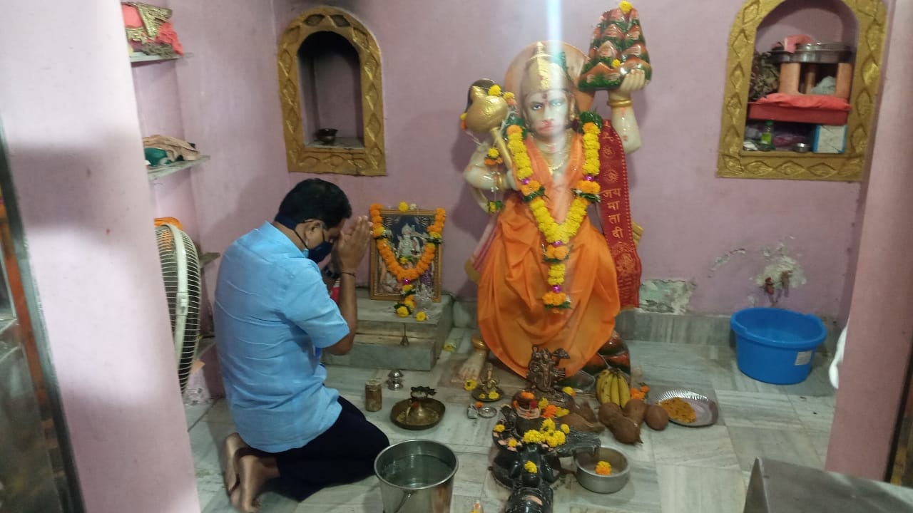 Visited Hanuman Temple at Rajendra Nagar, Dattapada Road,Borivali (E) to seek blessings following all social distance protocols on the occasion of Hanuman Jayanti. Borivali Assembly Vice President Shri Taman Anna was also present!