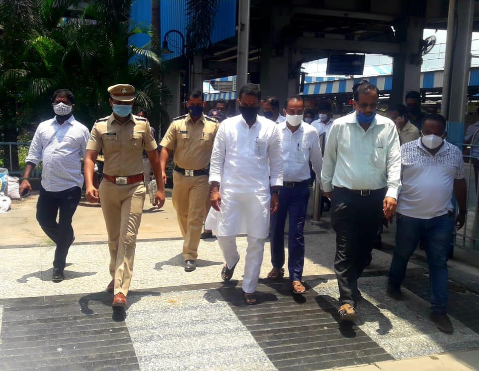 Food was arranged for all the On-Duty Railway Police, RPF, and the Homeguards of Borivali Railway Station Also during the inspection of Borivali Railway Station today interacted with the licensed Porters and Local Residents to know if they are facing any 