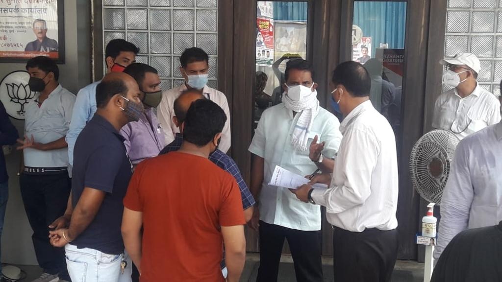 Residents of Borivali visited the BJP Janasampark Karyalaya with the issues faced by them. Understood the problems faced by them and assured them with solutions.