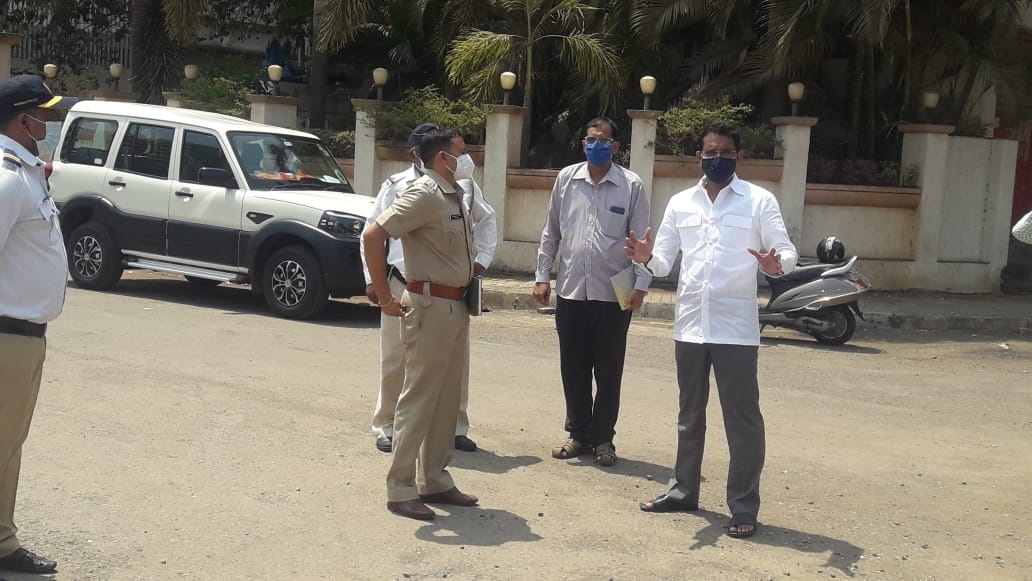 Inspected the Square located near to Yogi Nagar and Jayraj Nagar for the renovation work to be carried out. Borivali traffic department senior police inspector Sachin Pardeshi and Corporator?? Jitendra Patel and Pravin Shah as well as locals residents wer