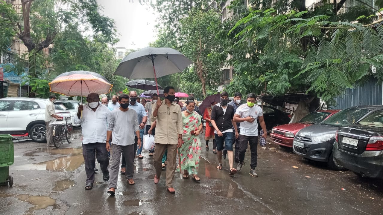 Visited the vicinity of 90 ft road this early morning at 7:30, to inspect on the illegal parking of vehicles as well as sewer line on the main roads of Benzer Tower, Prathamesh Vihar, Vasant Smriti, Shivalaya Tower that were highlighted in the complaint s
