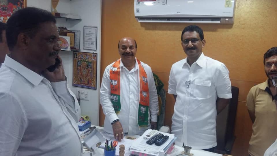 Shri. Sunil Rane met Shri. Vidyarthi Singh ji, Nagarsevak of Borivali Vidhansabha (Ward 13) to seek his best wishes.