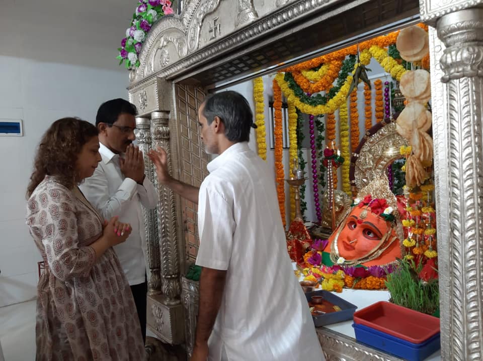 Shri. Sunil Rane began the day with seeking blessings of Jari Mari Mata ji at the Worli Mandir