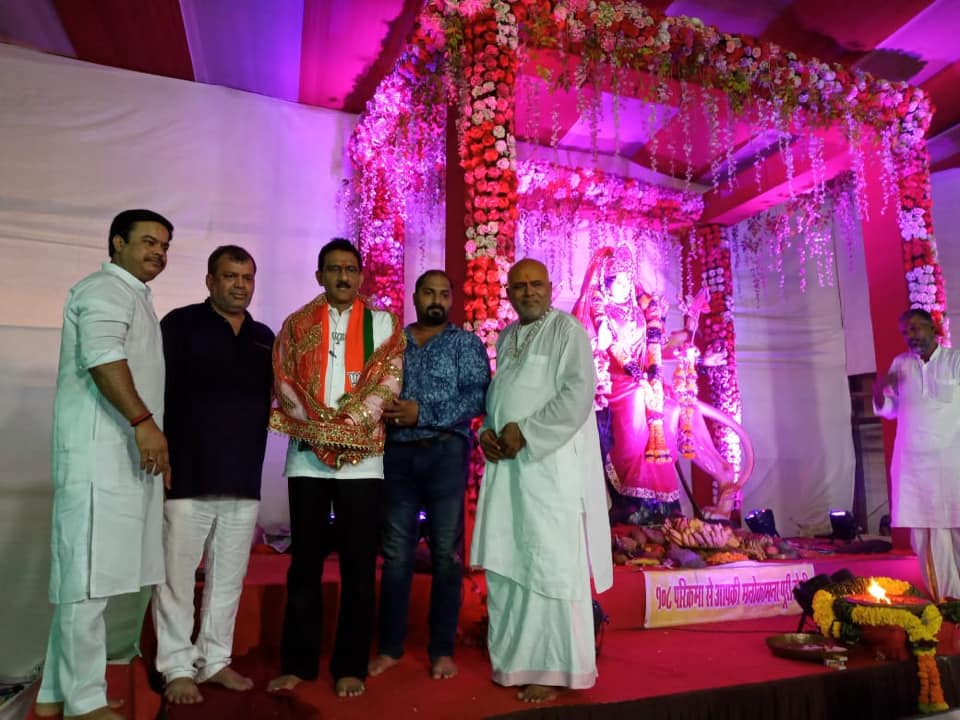 Shri. Sunil Rane visited the Saibaba Nagar Navratri Mandal to seek blessings of Mataji.