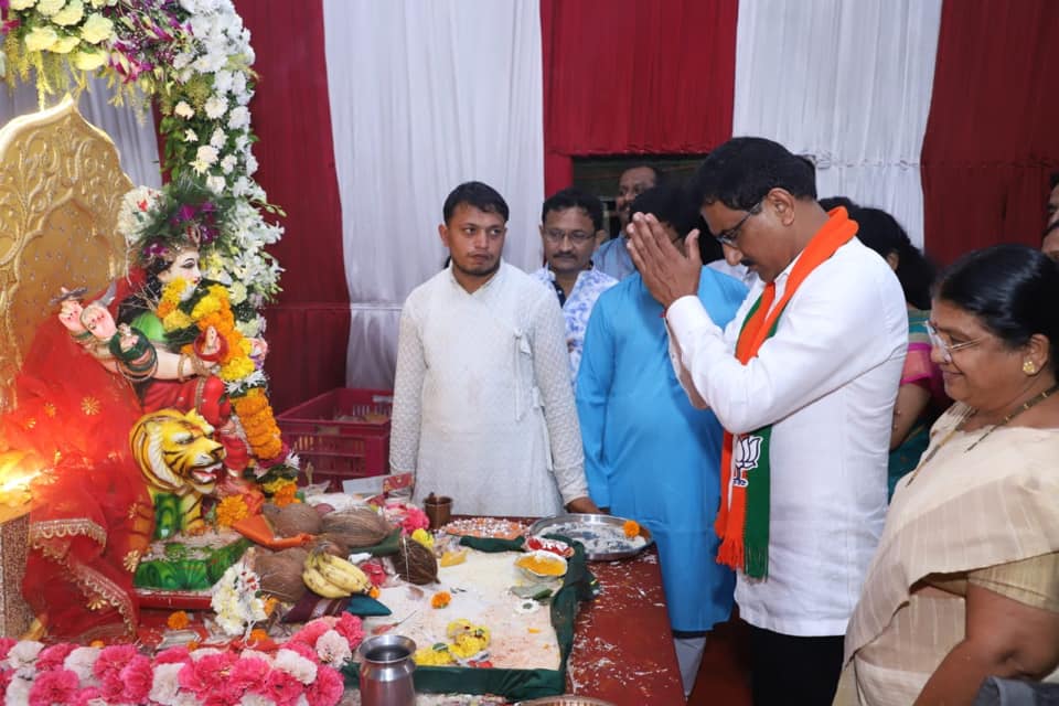 Glimpses of Shri. Sunil Rane visits to various Navratri Programs in Borivali last night