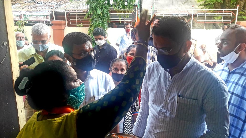 Attended the Umbrella Distribution program Organized by Corporator Mr. Vidyarthi Singh for the Senior Citizens at Lohar-Sutar Wadi, Carter Road No. 3, Ward No. 13, Borivali (E). North Mumbai MP Mr. Gopal Shetty, BJP Post Holders and Karyakartas were also 