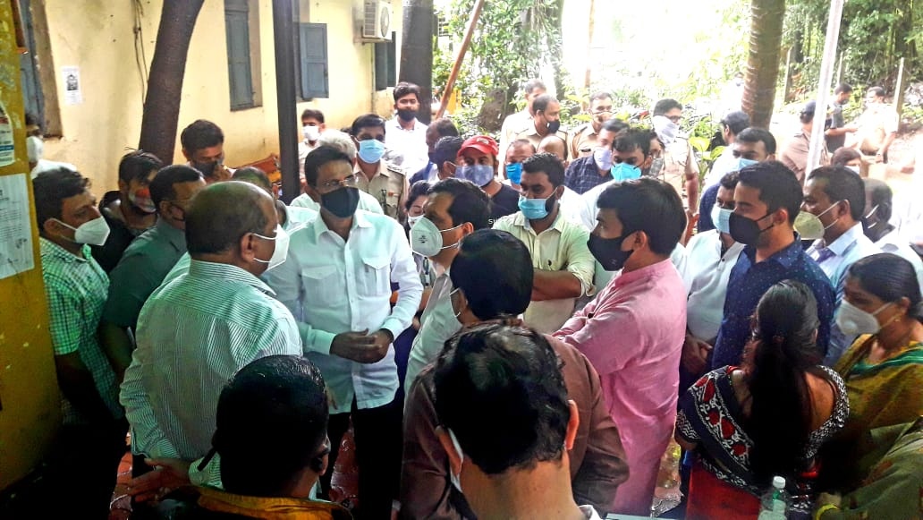 Participated in a protest in support of MLA Mr. Atul Bhatkhalkar, who is protesting against the unannounced operation being carried out by MMRDA to demolish the residential houses of citizens affected by Metro Project near Western Express Highway,  Malad 