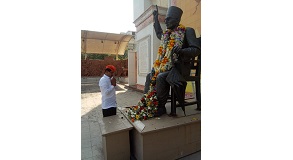 Shri Sunil Rane on the event of Hon' Swatantrya Veer Savarkar's death anniversary, paid respects to his statue at Shivaji Park, Dadar and visited a library nearby to read some books based on his life.