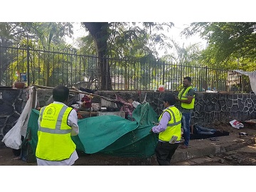After meeting with MCGM last week, the traffic police and police authorities of Borivali took down the illegal encroachments on footpaths in the vicinity as informed by citizens.