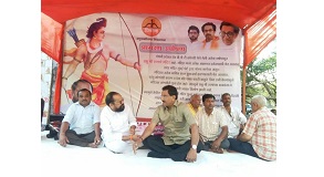 Shri. Sunil Rane met former MLA Shri Tukaram Kate Ji at the hunger strike at Ram Mandir, Govandi.