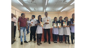 Shri. Sunil Rane visited Rajada Municipal School & Sodawala lane Municipal School at Borivali West, to distribute Model Question Paper Books to the SSC students to help them prepare well for their upcoming board exams.