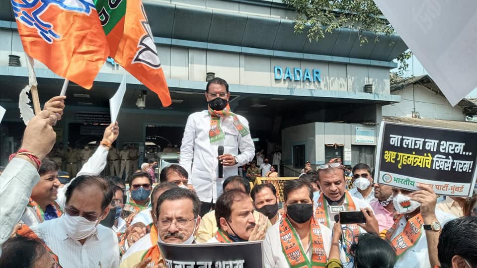 Participated in a protest organised by BJP Mumbai near Swaminarayan Mandir, Dadar. Demanded immediate resignation of Shri Anil Deshmukh, Home Minister of Maharashtra. This agitation was organized under the leadership of MLA and BJP Mumbai President Shri M
