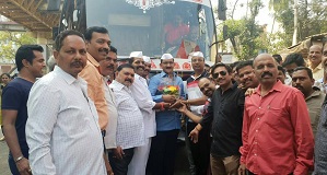 Shri. Sunil Rane flagged off the buses of the Borivali Market Association for their religious trip to Tirupati Balaji.