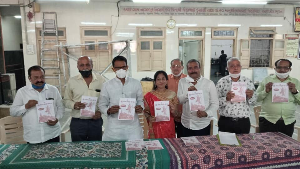 Visited Shri Sambhavnath Jain Derasar Temple at Jambhali Galli, Borivali to raise funds from 27 Jain Sanghs for the construction of Shri Ram Mandir. Mr. Snehalbhai Shah, Mr. Batukbhai, Mr. Ashok bhai, Corporator Mr. Pravin Shah & Corporator Mrs. Bina Dosh