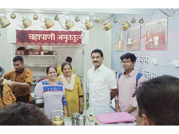 Shri. Sunil Rane visited at a cafe run by the mother of an alumni of an MBA student at Atharva College.