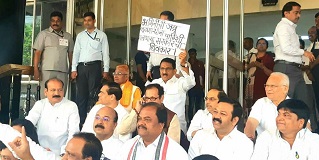 The Current Government has been highly ignorant towards the issues of the Farmers of Maharashtra, and increasing violence against women, lately. Gathered at the Vidhanbhavan Gate with the Leader of Opposition, Hon' Devendra Ji Fadnavis, BJP Maharashtra Pr
