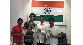 Shri Sunil Rane distributed Model Question Paper Books to a few SSC students of Rustomjee School located in Dahisar, who visited the new BJP Office, to ask for the same.