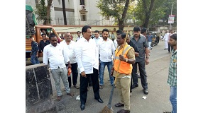 Shri. Sunil Rane visited the pay and park stand at Borivali station and came across some illegally parked trucks around Borivali market on which action will be taken shortly.