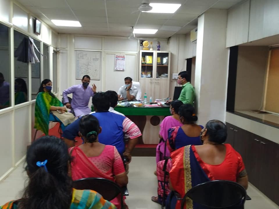 Visited Tehsildar Mr. Dhotre at the Tehsildar's office in Borivali constituency and discussed regarding issues of license for small businesses of the women of Vazira Naka from the Koli community.