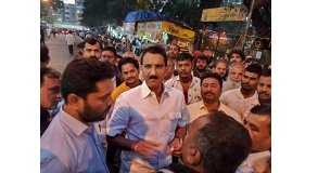 Shri. Sunil Rane visited the fruit and vegetable market at Borivali station to supervise the cleanliness of the area and in the meanwhile, interacted with some citizens there.