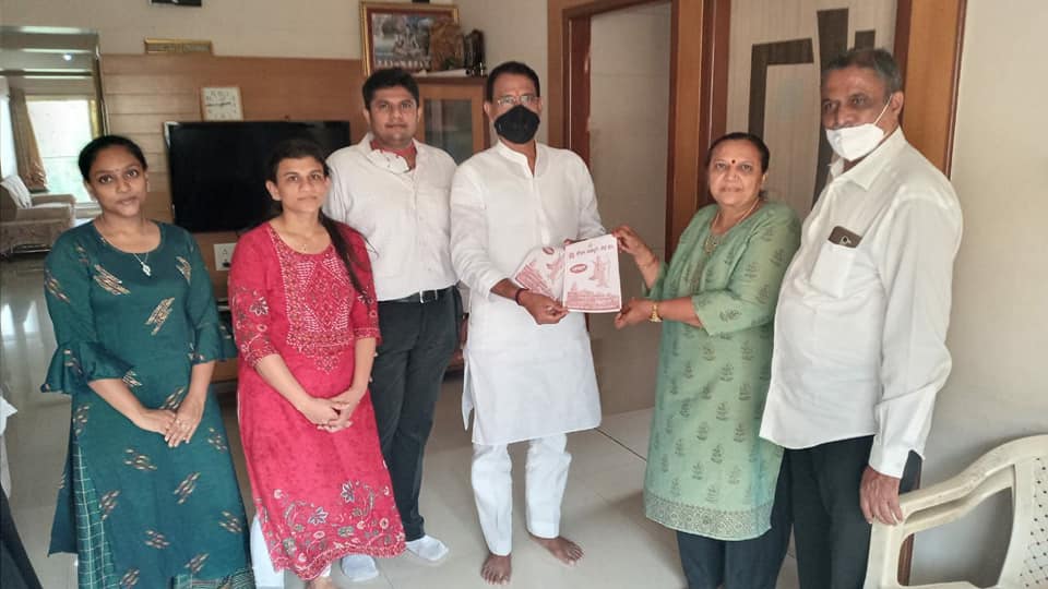 Met Shri.Purohit and Bansi Bhai at Shripuri Tower in Borivali Constituency and made an appeal to them to raise funds for the construction of Shri.Ram Mandir.