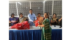 Shri. Sunil Rane was glad to be attending a Saree distribution program at Aadharika Samaj Vikas Sanstha near Pawan Dham, Mahavir Nagar, Kandivali west for all the women associated with the Sanstha.